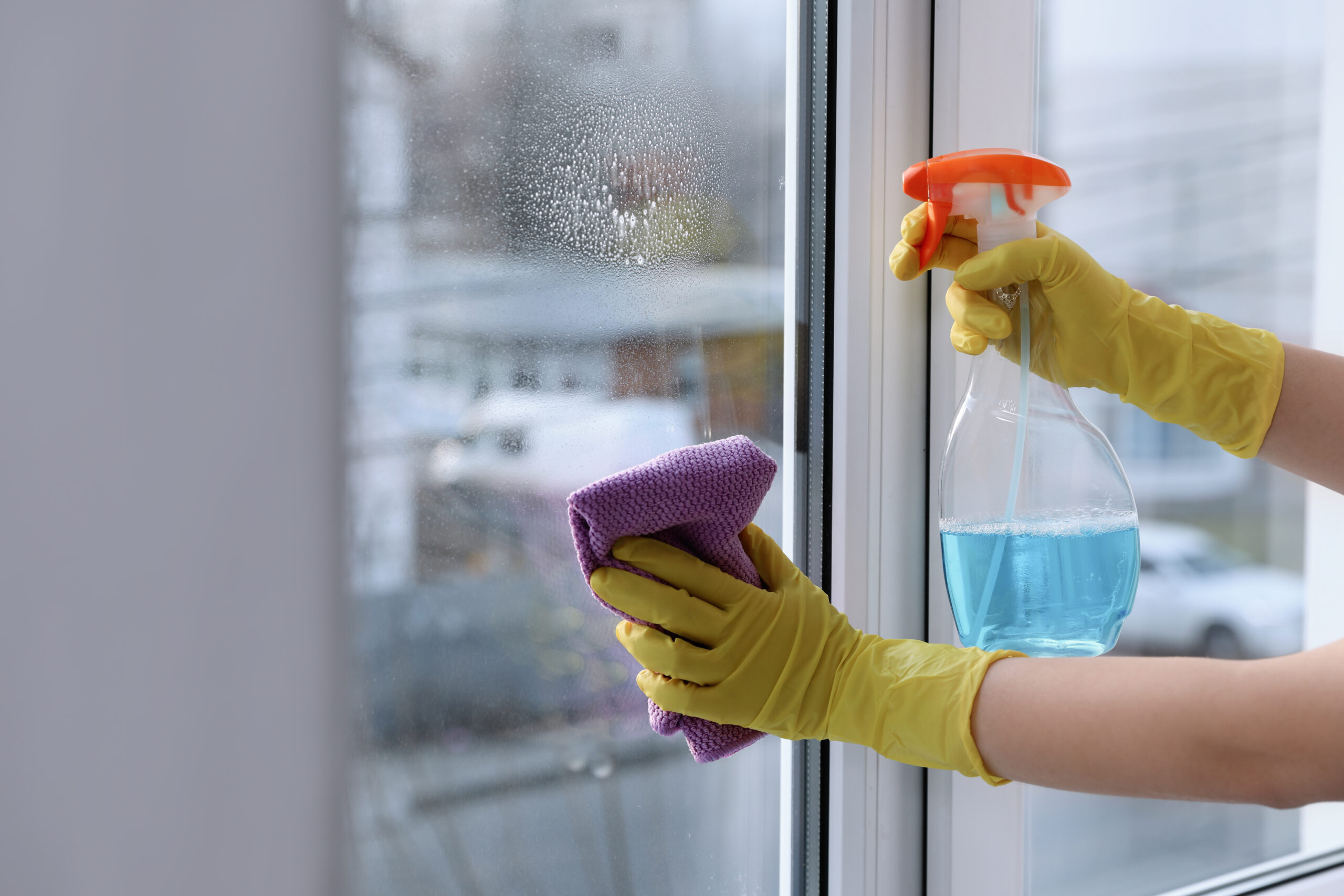 Difference between abrasive and non-abrasive window cleaners - Eternia Windows